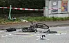 Ein zerstörtes Fahrrad liegt auf der Straße an der Unfallstelle. (Symbolbild)