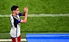 Ludovit Reis applaudiert den HSV-Fans.