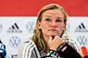 Alexandra Popp auf einer Pressekonferenz.