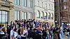 HSV-Fans fiebern am Jungfernstieg dem Bus entgegen