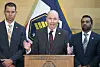 Der republikanische Gouverneur von Utah Spencer Cox, FBI-Direktor Kash Patel und Beau Mason vom Sicherheitsministerium während einer Pressekonferenz