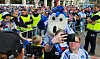 HSV-Maskottchen Dino Hermann macht Fotos mit Kindern