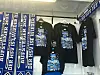 Heiß begehrt auf dem Rathausmarkt: T-Shirts und Schals passend zum Aufstieg.