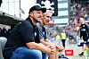 Lukas Kwasniok sitzt auf der Trainerbank am Millerntor.