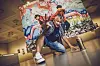 SonnyTee ist eine Graffiti- und Breakdance-Legende, hat die Szene in Hamburg maßgeblich geprägt. Im Hintergrund ist er rechts neben seinem Partner Cantwo in jungen Jahren zu sehen.