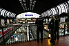 Mann fragt Bundespolizisten im Hauptbahnhof zu Einzelheiten des Waffenverbot. Er selbst hatte einiges verbotene Waffen dabei