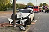 Der Mercedes prallte gegen den Ampelmast.