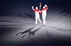Dinigeer Yilamujiang und Zhao Jiawen (v.l.) entzündeten das olympische Feuer in Peking.