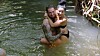 Mike Heiter und Leyla Lahouar beim Baden in einem Weiher