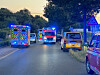 Rettungsfahrzeuge stehen nach dem tödlichen Unfall am Bahnübergang in Neumünster. (Archivbild)