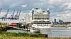 Das Kreuzfahrtschiff AIDAperla liegt am Hamburger Kreuzfahrtterminal Steinwerder.