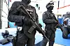 Zwei Polizeibeamte der BFE (Beweissicherungs- und Festnahmeeinheit)