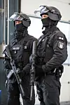 Zwei Polizeibeamte der BFE (Beweissicherungs- und Festnahmeeinheit) in voller Schutzausrüstung