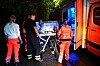 Das Baby kam auf einer speziellen Trage in den Rettungswagen und anschließend ins Krankenhaus.