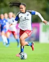 Baum dribbelt im HSV-Trikot mit dem Ball über den Rasen.