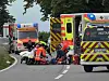 Rettungskräfte versorgen die schwer verletzte Motorradfahrerin.