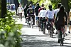 Radfahrer sind an der Außenalster unterwegs.