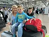 Aufnahme einer gestrandeten Urlauberfamilie am Hamburger Flughafen