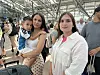 Aufnahme einer gestandeten familie am Hamburger Flughafen.