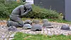 Bronze „Trauerndes Kind“ in Harburg, die Figur fehlt, nur Helme auf dem Pflaster sind zu sehen.
