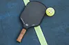 Der Pickleball-Test: Der Schläger und Ball der neuen Trendsportart.