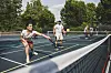 Foul! Die Linie unter dem rechten Schuh von MOPO-Reporterin Mathilda Münchenbach neben Trainer Paul Maurer darf beim Pickleball nicht übertreten werden.