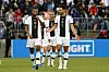 Jonathan Tah und Mats Hummels im Trikot der deutschen Nationalmannschaft. Im Hintergrund Leroy Sané und Pascal Groß.