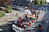 Der Demozug biegt auf die Hamburger Straße ein.