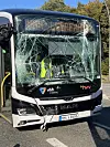Bei einem Bus zersprang die Frontscheibe.