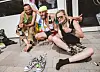 Die Punks Flippi (33, v.l.), Koko (48) und Lara (21) machen Party auf Sylt.