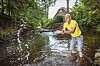 MOPO-Reporter Thomas Hirschbiegel plantscht am Zusammenfluss von Kollau und Tarpenbek beim Kellerbleek (Niendorf) im Wasser.