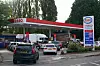 Autofahrer stehen an einer Esso-Tankstelle in Bournville, Birmingham, Schlange, um zu tanken.
