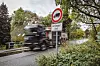 Viele Lkw fahren ohne Erlaubnis auf dem Moorburger Elbdeich – dieser Laster darf dort allerdings fahren, weil er Material zu einer Baustelle bei der Feuerwehr Moorburg bringt.
