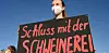 Viele Menschen versammelten sich an der abgebrannten Anlage, um gegen die Massentierhaltung zu demonstrieren.