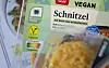 Eine Packung veganes Schnitzel auf Basis von Weizenprotein steht auf einem Küchentisch.