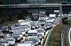Autos stehen auf der Autobahn im Stau