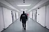 Ein Justizbeamter geht durch den Gang des Hamburger Untersuchungsgefängnisses