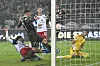 Johannes Eggestein und Marcel Hartel (St. Pauli) verpassen Treffer gegen Daniel Heuer Fernandes (HSV)