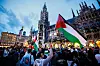 Demonstration: Ein Mann schwenkt eine Palästina-Flagge auf dem Münchener Marienplatz.