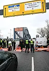 Aktivisten der Letzten Generation blockieren den Verkehr auf den Elbbrücken
