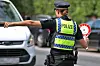 Eine Polizistin bei einer Kontrolle (Symbolbild)