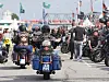 Aufnahme von fahrenden Motorrädern auf dem Veranstaltungsgelände.