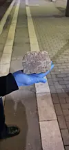 Mit diesem Betonbrocken soll der Mann angegriffen worden sein.
