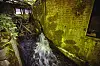 Das Wasser des Seppenser Bachs rauscht durchs Mauerwerk der Mühle.