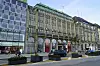 Das Alsterhaus in Hamburg am Jungfernstieg gehört zu der insolventen KaDeWe-Gruppe. (Archivbild)