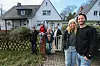 Simon Knipper mit seiner Frau Susanne Jäckel-Knipper und zwei ukrainischen Familien, die er direkt von der polnisch-ukrainischen Grenze nach Hamburg brachte.