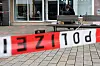 Eine Polizistin der Kriminaltechnik steht an dem abgesperrten Tatort in Bielefeld, wo der Boxer Besar Nimani.