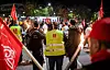 Menschen in Warnwesten mit Flaggen und Fackeln
