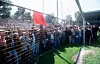 Minuten des Bangens: Zurück an den Seitenlinien warten St. Paulis Fans darauf, wie es weitergeht.