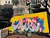 Ein mit dem bunten Tag „Moses“ besprühtes DHL-Auto in Ottensen